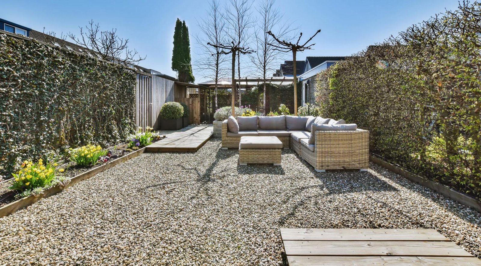 Gravel courtyard idea for minimalist small backyard hardscape